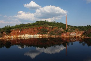 Corta y chimenea de Herrerías de confesionarios (Valdelamusa)